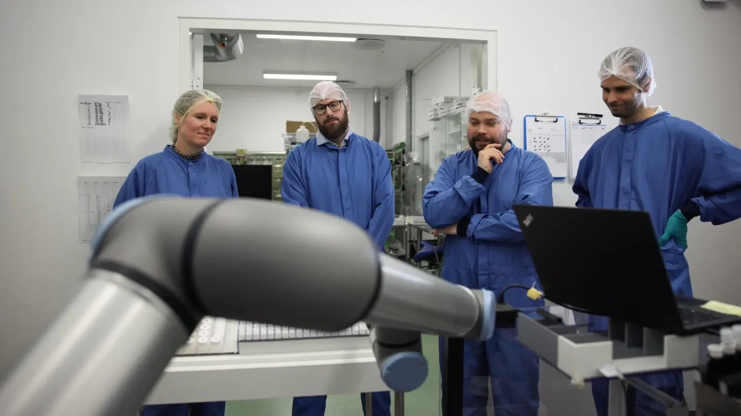 Billede af medarbejdere fra Minerva Imaging og en robot
